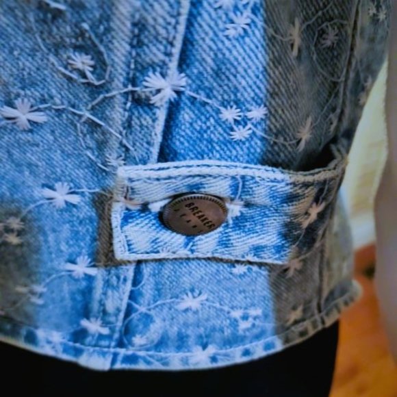 VITAGE BREAKER EMBROIDERED WHITE FLORAL LIGHT DENIM VEST SIZE SMALL - Picture 7 of 9